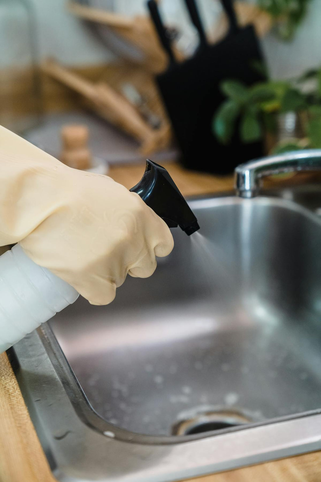 Cleaning a kitchen sink